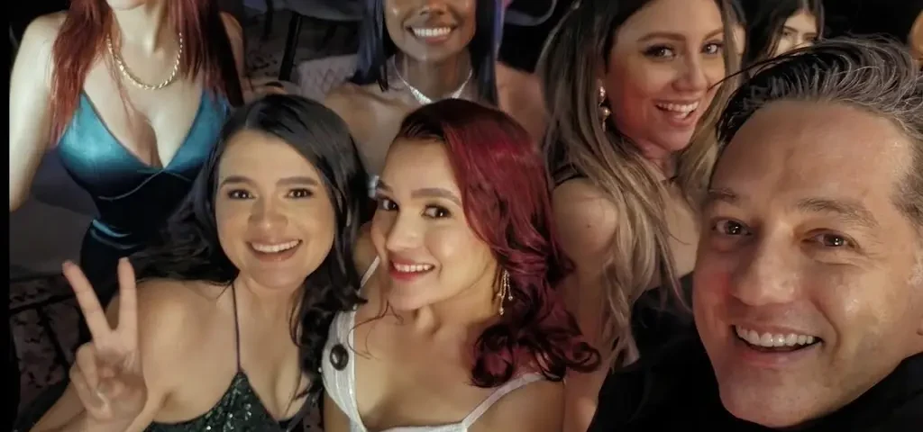 Equipo de Team Amín compartiendo con streamers durante un encuentro