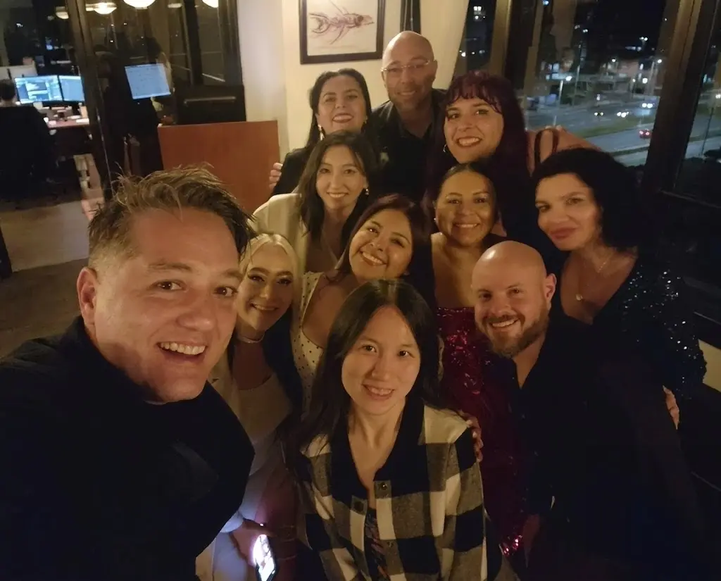 Equipo, otras agencias y comunidad de Team Amín reunidos en un encuentro presencial