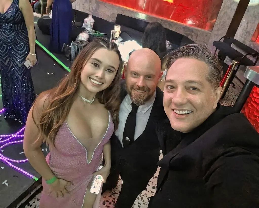 Integrantes de Team Amín y staff de Bigo Live Mexico compartiendo con una creadora de contenido en un evento