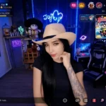 Creadora realizando una transmisión en vivo desde el estudio