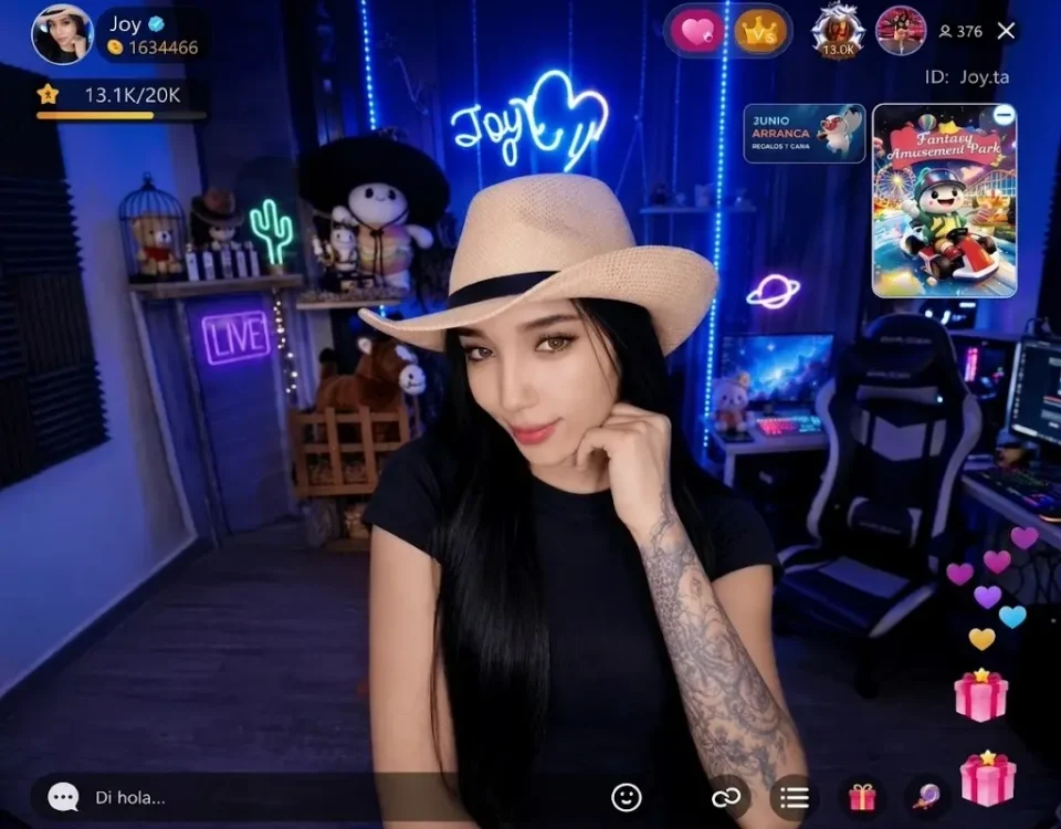 Creadora realizando una transmisión en vivo desde el estudio
