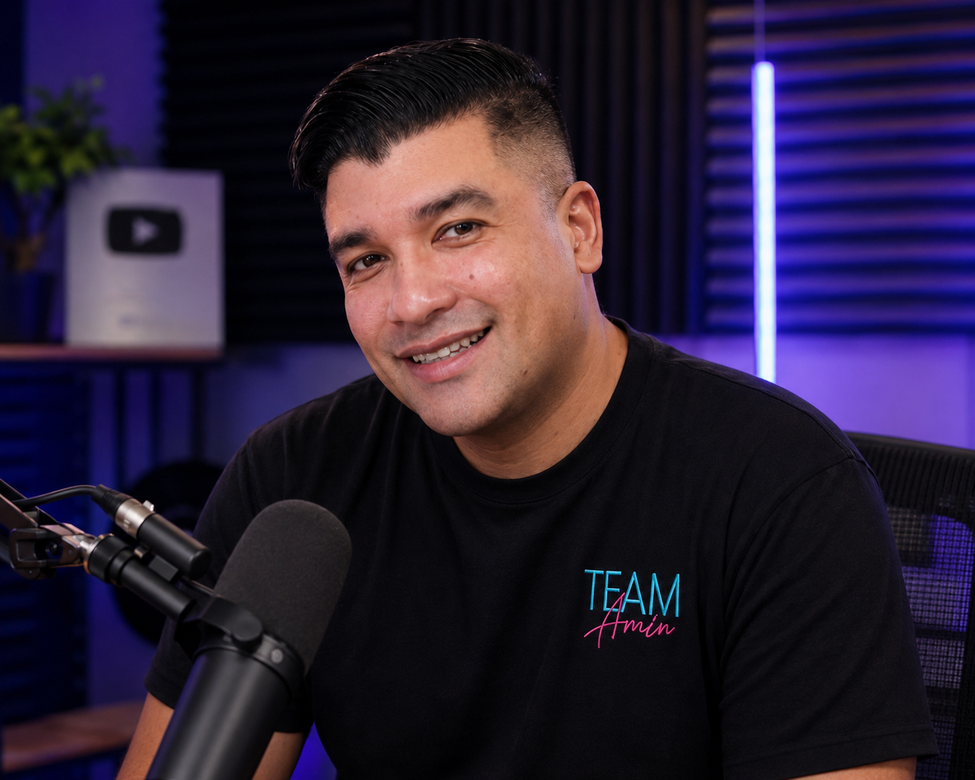 Alfonso frente al micrófono en el estudio de Team Amín